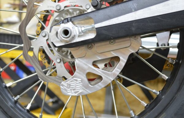 EE Skydd bakbromsskiva Beta RR/RS 05-24, Xtrainer 15-23